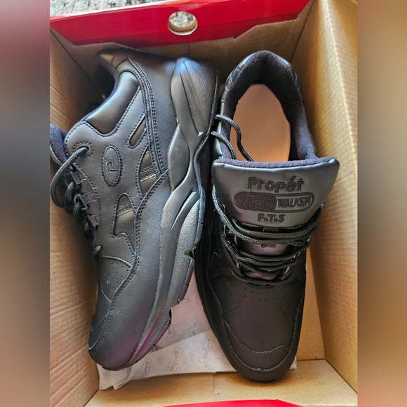 Propet Men's Black Leather Sneakers - Picture 10 of 12